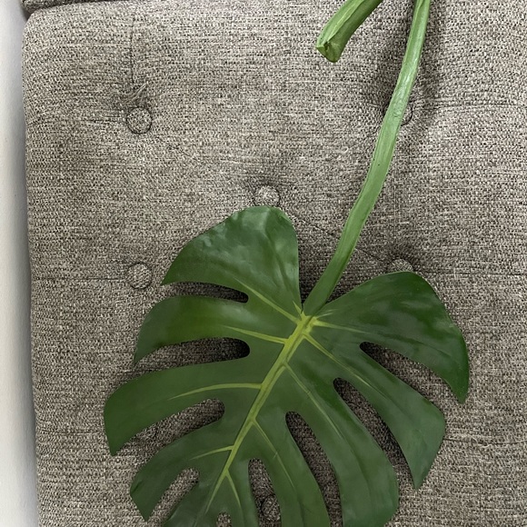 Faux Monstera Leaf - Picture 1 of 4